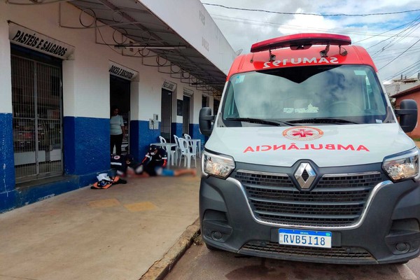 Homem com sintomas de embriaguez precisa de atendimento médico depois de desmaiar em calçada de Patos de Minas