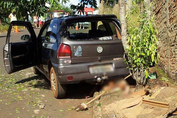 Veículo volta de ré na Prefeito Genésio Garcia Rosa e mata idosa que varria porta de casa