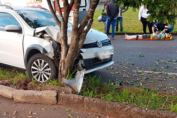 Motociclista inabilitado avança parada e fica gravemente ferido ao ser atingido por carro