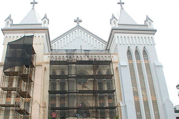 Tons de branco, cinza e grafite começam a colorir as paredes da Catedral de Santo Antônio