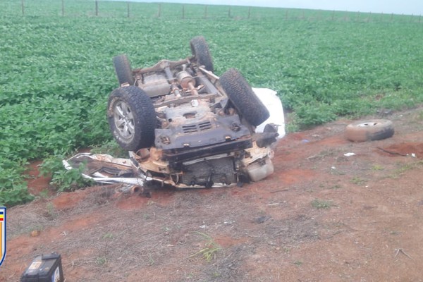 Motorista fica gravemente ferido após capotar caminhonete na MG 410, em Presidente Olegário