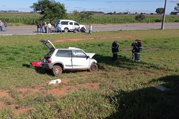 Homem morre depois de perder controle direcional e se chocar em árvore na MG-230 em Rio Paranaíba