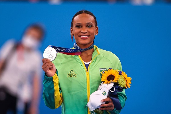 Rebeca Andrade fatura prata, 1ª medalha na ginástica feminina do país