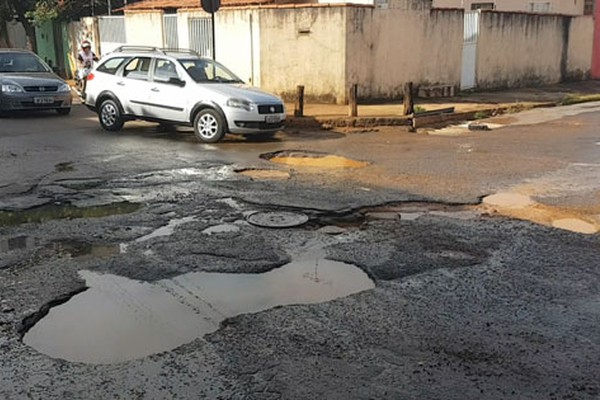 Parece notícia velha, mas buracos já tomam conta da avenida Tomaz de Aquino de novo