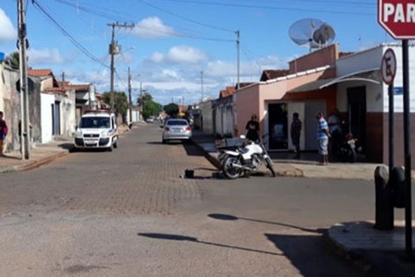 Motorista foge após avançar parada e atingir motociclista, mas é encontrado pela PM e preso