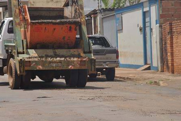 Caçamba cheia de estrume espalha sujeira e mau cheiro pela cidade