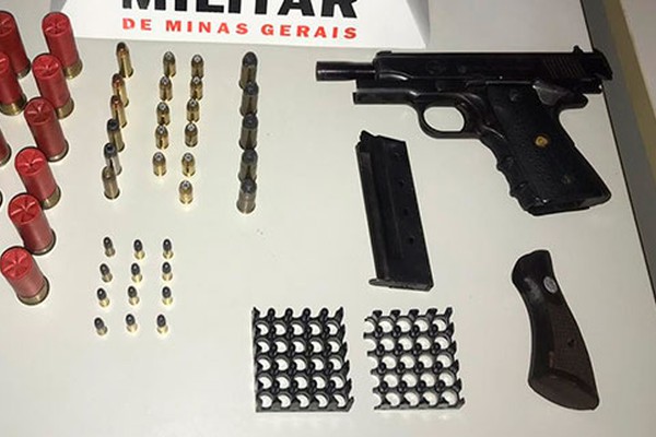 Homem pula muros, sobe em telhados, mas é preso com pistola carregada em Presidente Olegário