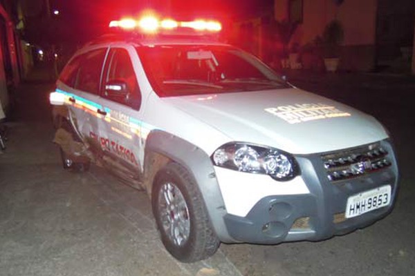 Motorista avança parada obrigatória e acerta viatura em cheio deixando dois policiais feridos