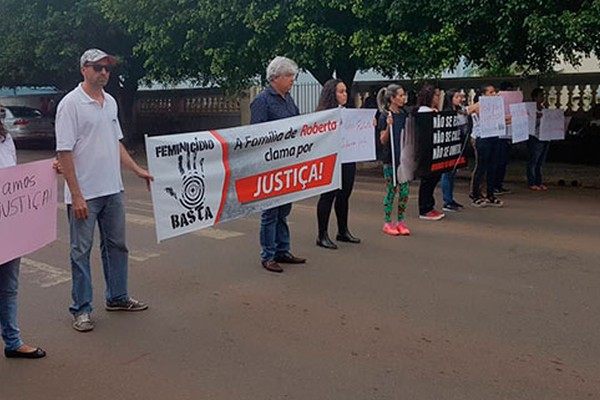 Com cartazes e faixas, manifestantes pedem justiça para dentista em coma há 10 dias