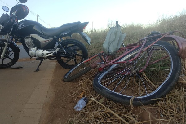 Ciclista chega a ficar inconsciente após ser atingido por moto na marginal da BR 365