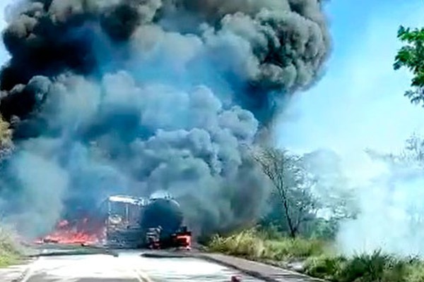 Caminhão de combustíveis pega fogo ao bater de frente com outro veículo e interdita a BR 365