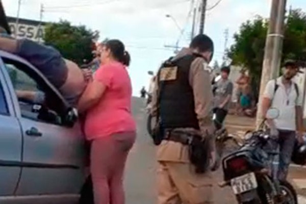 Motociclista vai parar em cima de carro após mais um acidente de trânsito em Patos de Minas