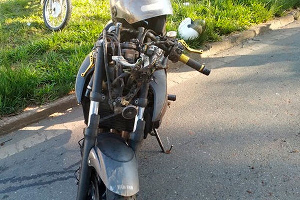 Motociclista fica ferido ao atravessar canteiro e bater em pick up na pista contrária da JK