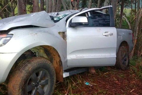 Caminhonete vai parar em eucaliptos após motorista perder controle na MGC354 ao passar em poça d'água