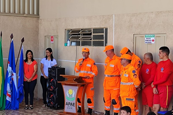 Apae e Corpo de Bombeiros lançam projeto "Novos Horizontes" para ensinar natação aos alunos