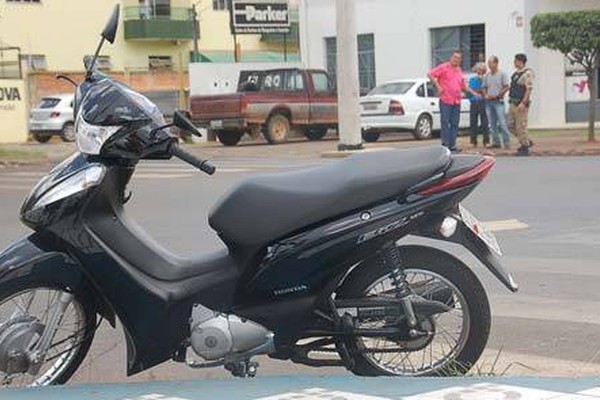 Motociclista tem corte na cabeça após capacete sair em acidente na av. Paranaíba