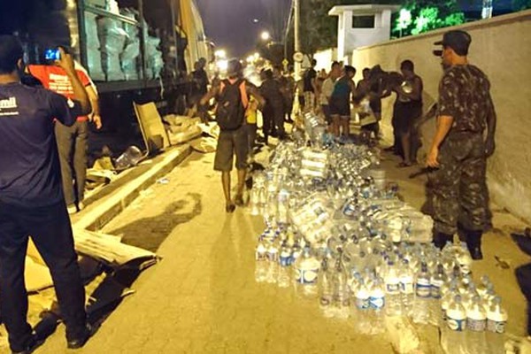 Moradores de Governador Valadares formam enormes filas para receber doações dos patenses