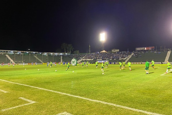 Em noite gelada e clássico quente, Mamoré e URT empatam em 1 a 1 e seguem líderes e invictos