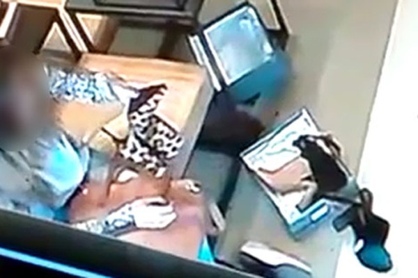 Cliente vai em loja chic no centro de Patos de Minas, embolsa par de botas e sai sem pagar