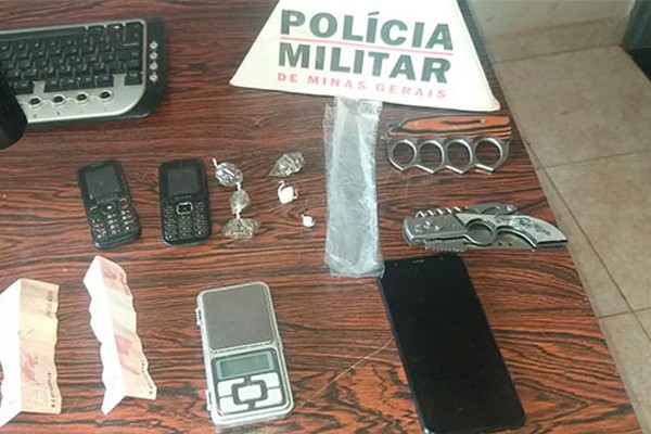 Ao ver droga pela janela, PM prende jovem de 19 anos com crack e maconha em Coromandel