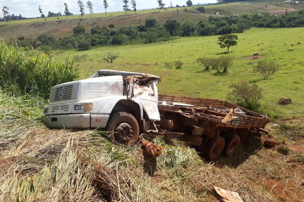 Motorista fica gravemente ferido após caminhão capotar na MG 230, em Rio Paranaíba