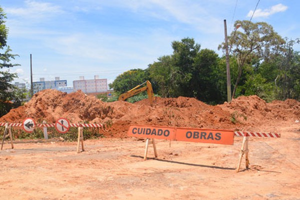 Obra de grande extensão traz transtornos e moradores cobram providências urgentes em Patos de Minas