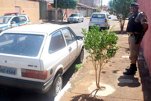 Carro é encontrado 5 dias após queixa de furto, intacto e perto de onde teria ocorrido o crime