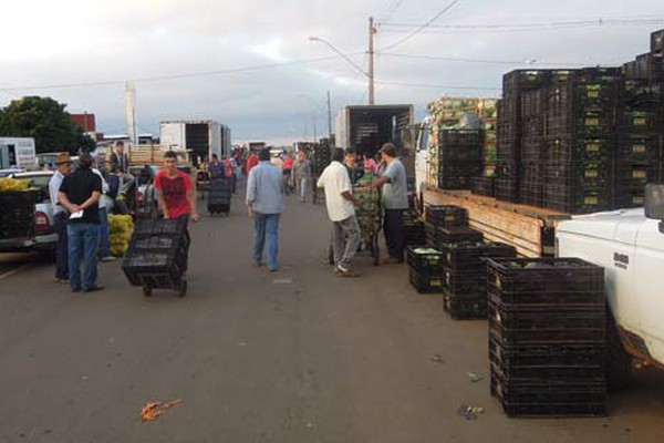 Comercialização é feita do lado de fora e protesto de produtores deixa a Ceasa vazia