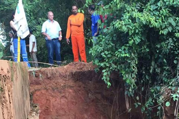 Cheia do Córrego Santo Antônio danifica cabeceira de ponte e BR 352 é parcialmente interditada