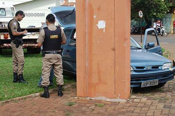 Mulher fica ferida ao avançar parada e arremessar veículo no Galpão do Produtor