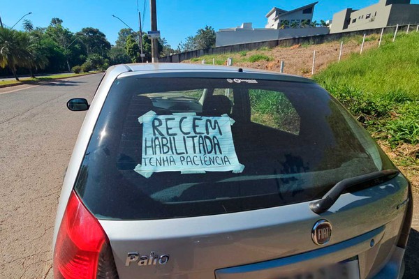 Motorista recém-habilitada cola cartaz no carro e pede paciência aos motoristas patenses