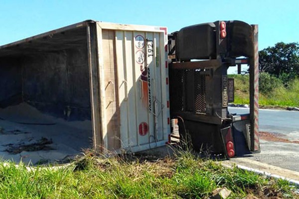 Bitrem carregado com rocha fosfática tomba na BR146 e motorista morre em Serra do Salitre