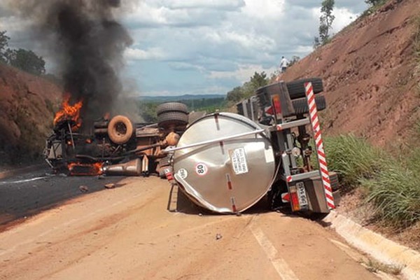 Caminhão tanque capota após atingir barranco na BR352, pega fogo e motorista morre 