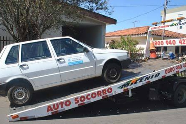 Veículo da Prefeitura bate em carro parado e é apreendido por falta de licenciamento