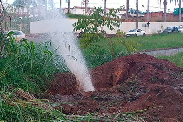 Vazamento em adutora da Copasa forma verdadeiro chafariz na avenida JK em Patos de Minas