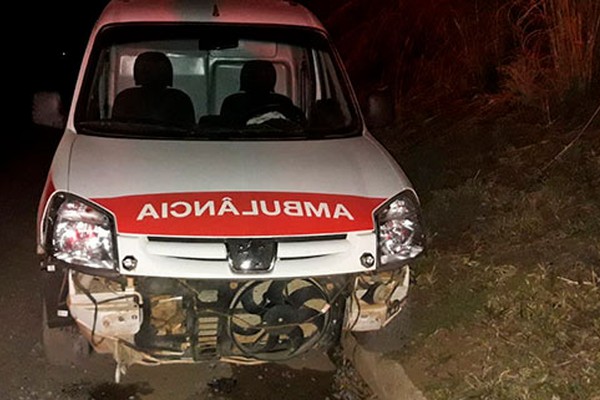 Ambulância vai parar em barranco após mais um acidente em trecho de obras da BR354