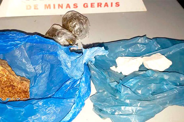 Com a ajuda de cães farejadores, PM encontra crack, maconha e cocaína e prende suspeito