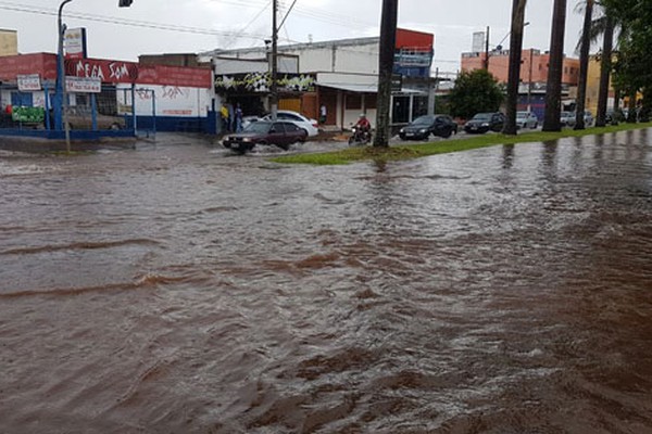 Temporal deixa ruas alagadas em Patos de Minas e motoristas ficam presos na enxurrada 