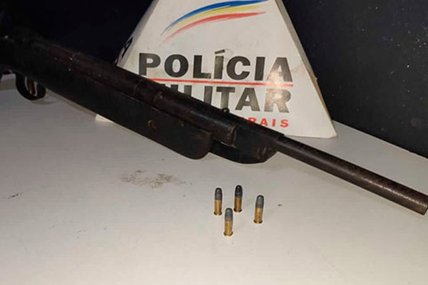 PM apreende espingarda em Patos de Minas após homem ser flagrado com arma na mão