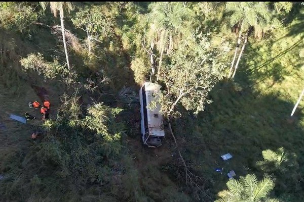 Ônibus cai em ribanceira na BR 354 e deixa várias vítimas; imagens aéreas mostram resgate
