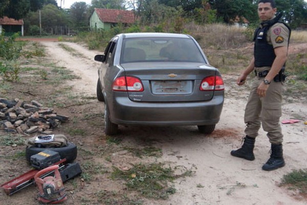 Criminosos que roubaram carro e levaram mulheres no porta-malas são presos pela PM