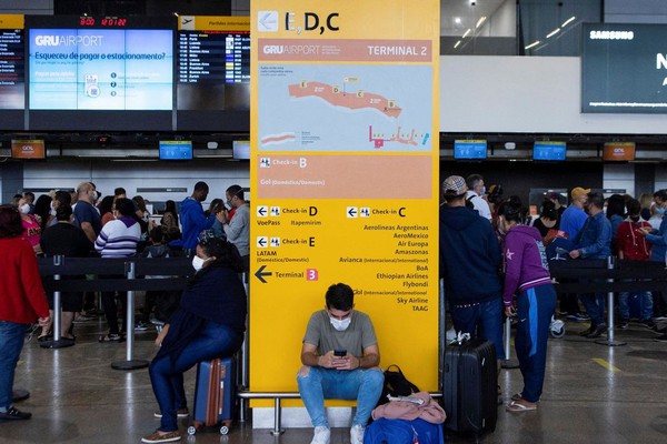 Máscaras em aviões e aeroportos são obrigatórias a partir de hoje