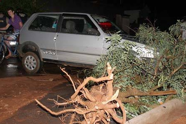 Temporal provoca alagamentos e deixa um rastro de destruição em Presidente Olegário