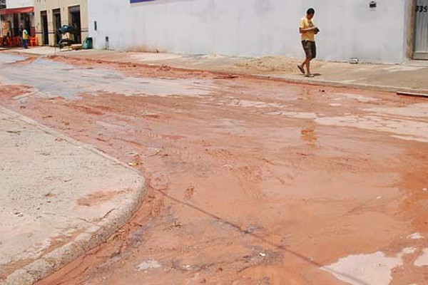 Sujeira vinda de obra no Jardim Paulistano percorre ruas e deixa moradores revoltados