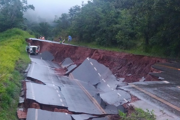 Cratera se abre na LMG 743 e interdita completamente rodovia que liga Carmo do Paranaíba a Quintinos