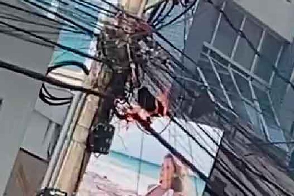 Bombeiros usam jato d’água para debelar chamas em rede de telefone e internet no Centro