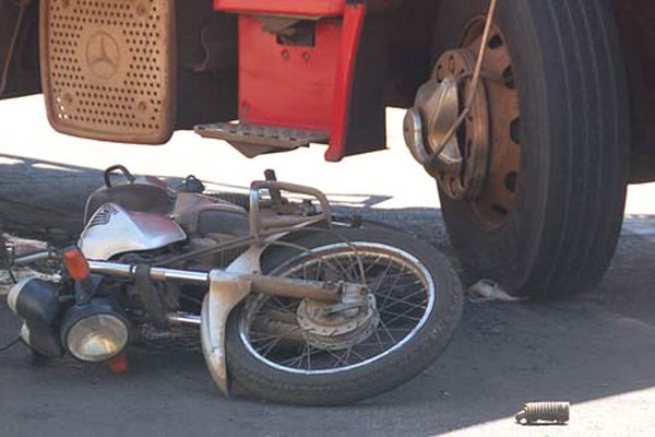 Caminhão tenta conversão e por pouco não passa por cima de motociclista na Major Gote