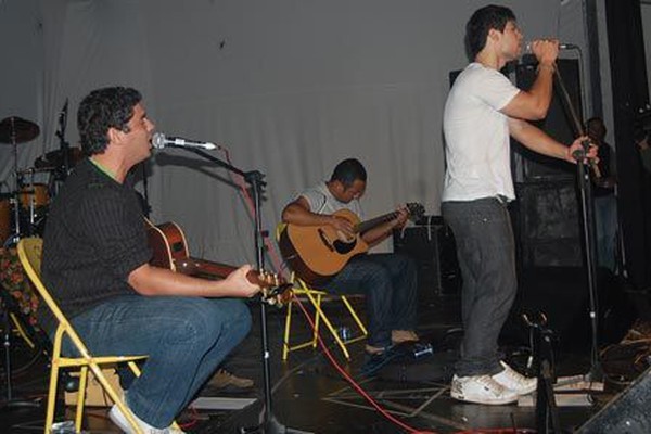 Lísias e Banda e Lucas Edos animam público na Praça do Fórum