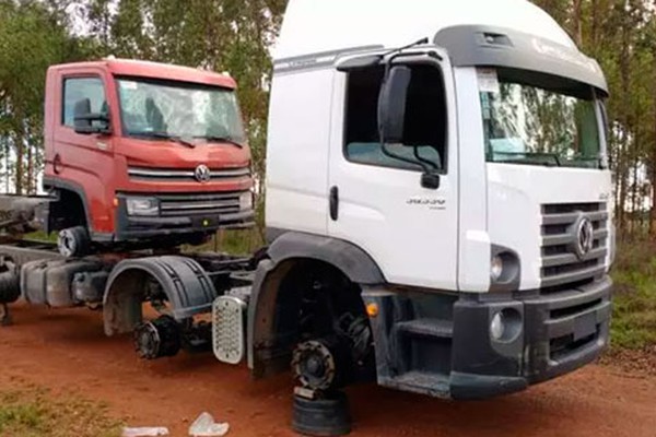 Caminhões novos são roubados e abandonados sem as rodas próximos a BR-354 em Campos Altos