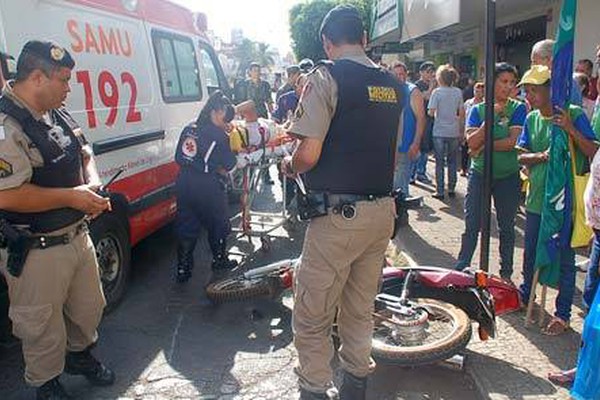 Ciclista fica ferido em mais um acidente por avanço de sinal no centro da cidade